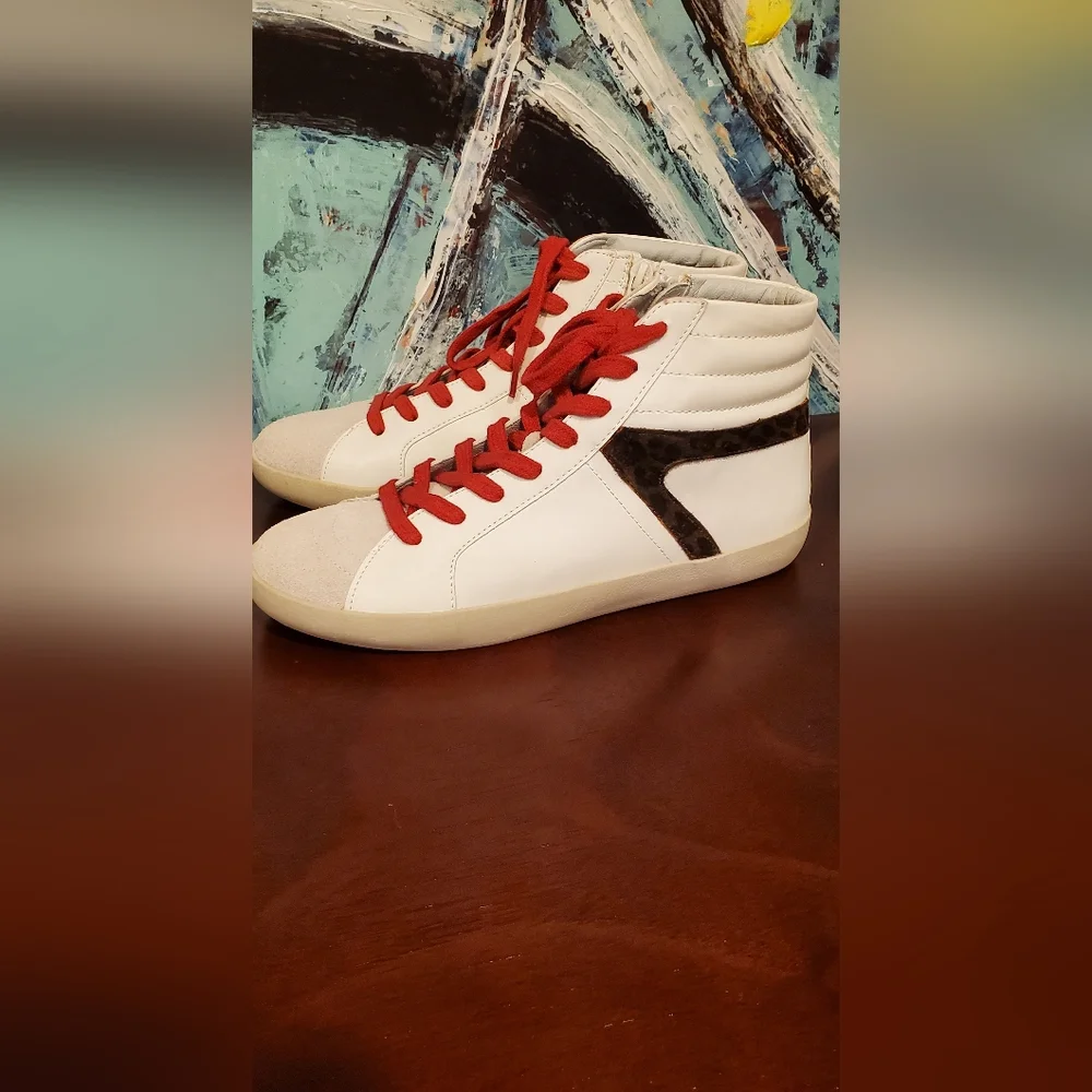 NWNT STEVE MADDEN WOMEN'S WHITE SNEAKERS, RED SHOELACES,SIZE 6.5